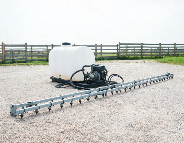 Tank and boom assembly for a farm sprayer
